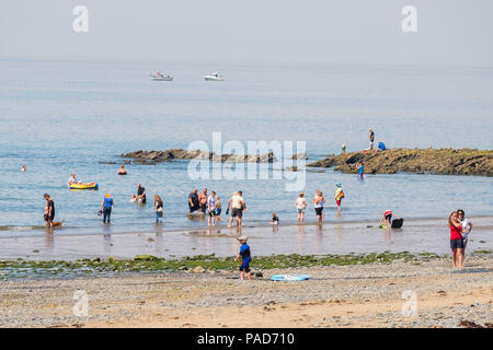 Clarach Bay, Wales, UK, Sonntag, 22. Juli 2018 UK Wetter: Menschen Spaß am Strand von Clarach Bay in der Nähe von Arrochar an einem herrlich sonnigen Sonntag Nachmittag in West Wales. Großbritannien große Hitzewelle fort, ohne Atempause von der sehr trockenen Wetter und Temperaturen werden erwartet, um 30°C wieder bis Ende der Woche Foto: Keith Morris/Alamy leben Nachrichten Stockfoto