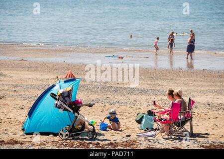 Clarach Bay, Wales, UK, Sonntag, 22. Juli 2018 UK Wetter: Menschen Spaß am Strand von Clarach Bay in der Nähe von Arrochar an einem herrlich sonnigen Sonntag Nachmittag in West Wales. Großbritannien große Hitzewelle fort, ohne Atempause von der sehr trockenen Wetter und Temperaturen werden erwartet, um 30°C wieder bis Ende der Woche Foto: Keith Morris/Alamy leben Nachrichten Stockfoto