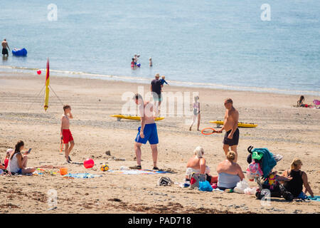 Clarach Bay, Wales, UK, Sonntag, 22. Juli 2018 UK Wetter: Menschen Spaß am Strand von Clarach Bay in der Nähe von Arrochar an einem herrlich sonnigen Sonntag Nachmittag in West Wales. Großbritannien große Hitzewelle fort, ohne Atempause von der sehr trockenen Wetter und Temperaturen werden erwartet, um 30°C wieder bis Ende der Woche Foto: Keith Morris/Alamy leben Nachrichten Stockfoto