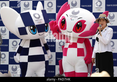 Tokio, Japan. 22. Juli, 2018. Juli 22, 2018, Tokio, Japan - Tokyo 2020 Olympics mascot Miraitowa (L) und Tokio 2020 Paralympics Maskottchen Someity (C) Lächeln mit Tokio Gouverneur Yuriko Koike (R) wie Sie ein öffentliches Debüt bei den Tokyo Midtown Hibiya in Tokio machen am Sonntag, 22. Juli 2018. Im nächsten Sommer die Olympischen Spiele in Tokio vom 24. Juli 2020 abgehalten werden. (Foto von Yoshio Tsunoda/LBA) LWX - ytd-Kredit: Lba Co.Ltd./Alamy leben Nachrichten Stockfoto