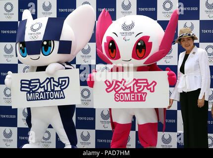 Tokio, Japan. 22. Juli, 2018. Juli 22, 2018, Tokio, Japan - Tokyo 2020 Olympics mascot Miraitowa (L) und Tokio 2020 Paralympics Maskottchen Someity (C) Lächeln mit Tokio Gouverneur Yuriko Koike (R) wie Sie ein öffentliches Debüt bei den Tokyo Midtown Hibiya in Tokio machen am Sonntag, 22. Juli 2018. Im nächsten Sommer die Olympischen Spiele in Tokio vom 24. Juli 2020 abgehalten werden. (Foto von Yoshio Tsunoda/LBA) LWX - ytd-Kredit: Lba Co.Ltd./Alamy leben Nachrichten Stockfoto