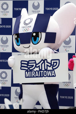 Tokio, Japan. 22. Juli, 2018. Juli 22, 2018, Tokio, Japan - Tokyo 2020 Olympics mascot Miraitowa erscheint als Miraitowa und Tokio 2020 Paralympics Maskottchen Someity einen öffentlichen Debüt bei den Tokyo Midtown Hibiya in Tokio am Sonntag, 22. Juli 2018. Im nächsten Sommer die Olympischen Spiele in Tokio vom 24. Juli 2020 abgehalten werden. (Foto von Yoshio Tsunoda/LBA) LWX - ytd-Kredit: Lba Co.Ltd./Alamy leben Nachrichten Stockfoto