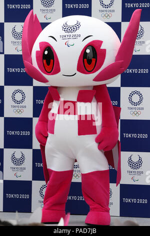 Tokio, Japan. 22. Juli, 2018. Juli 22, 2018, Tokio, Japan - Tokyo 2020 Paralympics Maskottchen Someity erscheint als Someity und Tokio 2020 Olympics mascot Miraitowa einen öffentlichen Debüt bei den Tokyo Midtown Hibiya in Tokio am Sonntag, 22. Juli 2018. Im nächsten Sommer die Olympischen Spiele in Tokio vom 24. Juli 2020 abgehalten werden. (Foto von Yoshio Tsunoda/LBA) LWX - ytd-Kredit: Lba Co.Ltd./Alamy leben Nachrichten Stockfoto
