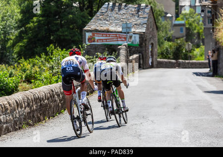 Pont-de-Montvert-Sud - Mont-Lozere, Frankreich - 21. Juli 2018: Rückansicht der abtrünnigen Absteigend eine Straße in Okzitanisch Region während der Stufe 14 der Tour de France 2018. Credit: Radu Razvan/Alamy leben Nachrichten Stockfoto