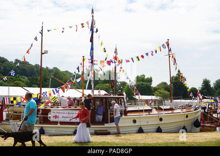 In Henley, Großbritannien. 22. Juli, 2018. Besucher genossen den sonnigen Tag bei der jährlichen traditionellen Boot Rallye in Henley-on-Thames, Oxfordshire, UK. Klassische Boote, von denen einige datiert zurück bis zur Zeit vor dem Krieg, konnte in ihrer ganzen Pracht auf der Themse gesehen werden. Quelle: Uwe Deffner/Alamy leben Nachrichten Stockfoto