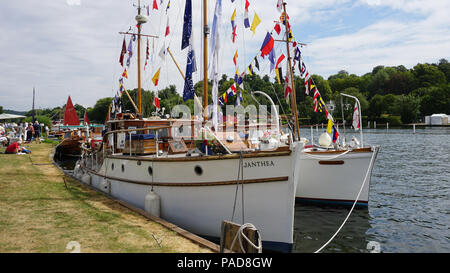 In Henley, Großbritannien. 22. Juli, 2018. Besucher genossen den sonnigen Tag bei der jährlichen traditionellen Boot Rallye in Henley-on-Thames, Oxfordshire, UK. Klassische Boote, von denen einige datiert zurück bis zur Zeit vor dem Krieg, konnte in ihrer ganzen Pracht auf der Themse gesehen werden. Quelle: Uwe Deffner/Alamy leben Nachrichten Stockfoto