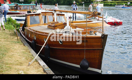 In Henley, Großbritannien. 22. Juli, 2018. Besucher genossen den sonnigen Tag bei der jährlichen traditionellen Boot Rallye in Henley-on-Thames, Oxfordshire, UK. Klassische Boote, von denen einige datiert zurück bis zur Zeit vor dem Krieg, konnte in ihrer ganzen Pracht auf der Themse gesehen werden. Quelle: Uwe Deffner/Alamy leben Nachrichten Stockfoto