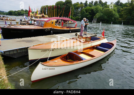 In Henley, Großbritannien. 22. Juli, 2018. Besucher genossen den sonnigen Tag bei der jährlichen traditionellen Boot Rallye in Henley-on-Thames, Oxfordshire, UK. Klassische Boote, von denen einige datiert zurück bis zur Zeit vor dem Krieg, konnte in ihrer ganzen Pracht auf der Themse gesehen werden. Quelle: Uwe Deffner/Alamy leben Nachrichten Stockfoto