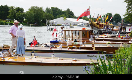 In Henley, Großbritannien. 22. Juli, 2018. Besucher genossen den sonnigen Tag bei der jährlichen traditionellen Boot Rallye in Henley-on-Thames, Oxfordshire, UK. Klassische Boote, von denen einige datiert zurück bis zur Zeit vor dem Krieg, konnte in ihrer ganzen Pracht auf der Themse gesehen werden. Quelle: Uwe Deffner/Alamy leben Nachrichten Stockfoto