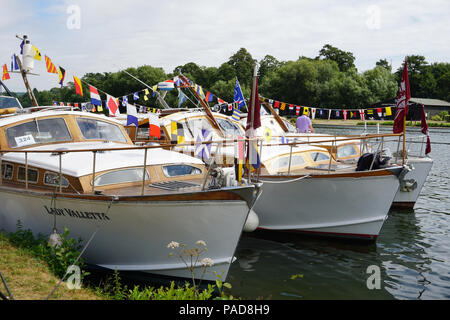 In Henley, Großbritannien. 22. Juli, 2018. Besucher genossen den sonnigen Tag bei der jährlichen traditionellen Boot Rallye in Henley-on-Thames, Oxfordshire, UK. Klassische Boote, von denen einige datiert zurück bis zur Zeit vor dem Krieg, konnte in ihrer ganzen Pracht auf der Themse gesehen werden. Quelle: Uwe Deffner/Alamy leben Nachrichten Stockfoto