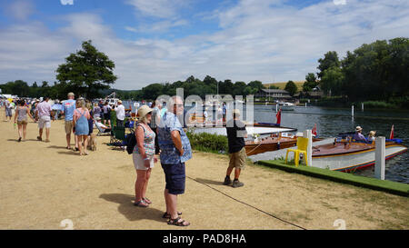 In Henley, Großbritannien. 22. Juli, 2018. Besucher genossen den sonnigen Tag bei der jährlichen traditionellen Boot Rallye in Henley-on-Thames, Oxfordshire, UK. Klassische Boote, von denen einige datiert zurück bis zur Zeit vor dem Krieg, konnte in ihrer ganzen Pracht auf der Themse gesehen werden. Quelle: Uwe Deffner/Alamy leben Nachrichten Stockfoto