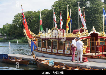 In Henley, Großbritannien. 22. Juli, 2018. Besucher genossen den sonnigen Tag bei der jährlichen traditionellen Boot Rallye in Henley-on-Thames, Oxfordshire, UK. Klassische Boote, von denen einige datiert zurück bis zur Zeit vor dem Krieg, konnte in ihrer ganzen Pracht auf der Themse gesehen werden. Quelle: Uwe Deffner/Alamy leben Nachrichten Stockfoto