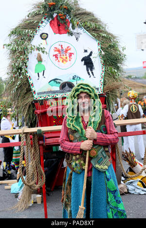 Littleborough, Großbritannien. 22. Juli, 2018. Ein Mitglied der Oakenhoof folk an der jährlichen Rushbearing Festival die Wiederbelebung der Tradition des Tragens der eilt in die lokale Kirche zurück zu einer Zeit, als die Kirche Etagen, wo irdenen und die Rushes verwendet wurden, die für die Isolierung zu decken. Littleborough, 22 Juli, 2018 (C) Barbara Cook/Alamy Live News Credit: Barbara Koch/Alamy leben Nachrichten Stockfoto