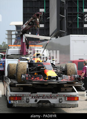 Hockenheim, Deutschland. 22. Juli, 2018. Motorsport: Formel-One-Meisterschaften, Grand Prix von Deutschland auf dem Hockenheimring, Rennen. Der Rennwagen von Daniel Ricciardo (nicht abgebildet) von der Australien des Aston Martin Red Bull Racing Team ist auf einem Kran-LKW nach dem Absturz. Credit: Sebastian Gollnow/dpa/Alamy leben Nachrichten Stockfoto