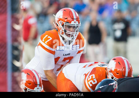 Ottawa, Kanada. 20. Juli 2018. BC Lions quarterback Cody Fajardo (17) nimmt den Snap vom Center Cody Ehemann (62) Während der CFL Spiel zwischen dem BC Lions und Ottawa Redblacks bei TD Place Stadion in Ottawa, Kanada. Daniel Lea/CSM/Alamy leben Nachrichten Stockfoto