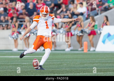 Ottawa, Kanada. 20. Juli 2018. BC Lions kicker Ty Lange (1) Tritt während der CFL Spiel zwischen dem BC Lions und Ottawa Redblacks bei TD Place Stadion in Ottawa, Kanada. Daniel Lea/CSM/Alamy leben Nachrichten Stockfoto