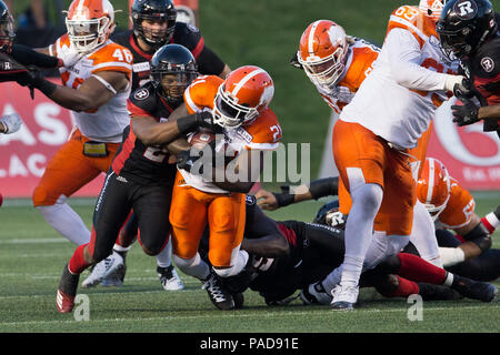 Ottawa, Kanada. 20. Juli 2018. BC Lions zurück läuft, Brandon Rutley (21) ist durch Ottawa Redblacks Defensive zurück Corey Tindal (28) Während der CFL Spiel zwischen dem BC Lions und Ottawa Redblacks bei TD Place Stadion in Ottawa, Kanada, in Angriff genommen. Daniel Lea/CSM/Alamy leben Nachrichten Stockfoto