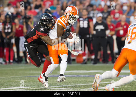 Ottawa, Kanada. 20. Juli 2018. BC Lions wide receiver Shaq Johnson (88) ist während der CFL-Spiel zwischen dem BC Lions und Ottawa Redblacks bei TD Place Stadion in Ottawa, Kanada angegangen durch Ottawa Redblacks Defensive zurück Jonathan Rose (9). Daniel Lea/CSM/Alamy leben Nachrichten Stockfoto