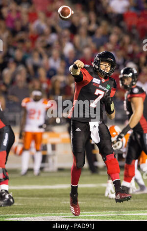 Ottawa, Kanada. 20. Juli 2018. Ottawa Redblacks quarterback Trevor Harris (7) wirft den Ball während der CFL Spiel zwischen dem BC Lions und Ottawa Redblacks bei TD Place Stadion in Ottawa, Kanada. Daniel Lea/CSM/Alamy leben Nachrichten Stockfoto