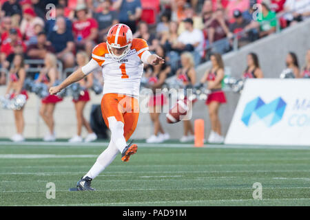 Ottawa, Kanada. 20. Juli 2018. BC Lions kicker Ty Lange (1) Tritt während der CFL Spiel zwischen dem BC Lions und Ottawa Redblacks bei TD Place Stadion in Ottawa, Kanada. Daniel Lea/CSM/Alamy leben Nachrichten Stockfoto