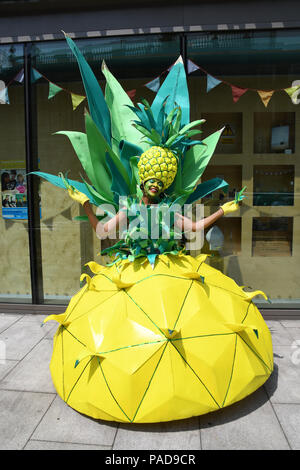 London, Großbritannien. 21. Juli 2018. Welt-Klasse Karneval Kreationen auf der Nacht des Festivals London bei Bernie Spanien Gärten am 21. Juli 2018, London, UK. Bild Capital/Alamy leben Nachrichten Stockfoto