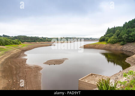 Bolton, Großbritannien, 22. Juli 2018: Anhaltende warme Wetter und Mangel an Regen verursacht niedrige Wasserstände in Entwistle und Wayoh Stauseen vor der drohenden Gartenschlauch Verbot am 5. August in Bolton, Lancashire, UK. Stockfoto