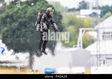 Richard Browning in der Schwerkraft "Iron Man"-Anzug Jet fliegen an der Farnborough International Airshow, FIA 2018. Jet Mann persönlichen Flug Klage genannt Daedalus Stockfoto