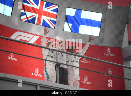 Hockenheim, Deutschland. 22. Juli, 2018. Motorsport: Formel-One-Meisterschaften, Grand Prix von Deutschland auf dem Hockenheimring, Rennen. Lewis Hamilton (R) aus Großbritannien der MERCEDES AMG PETRONAS Motorsport feiert seinen Sieg bei der Preisverleihung Neben Valtteri Bottas (L) aus Finnland der MERCEDES AMG PETRONAS Motorsport Team und Mercedes Benz Chef Dieter Zetsche. Credit: Sebastian Gollnow/dpa/Alamy leben Nachrichten Stockfoto