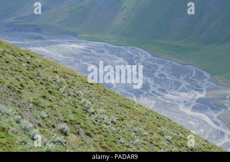 Gudiyalchay Fluss Und Urstromtal In Der Nahe Von Shahdag Nationalpark Aserbaidschan Im Kaukasus Stockfotografie Alamy