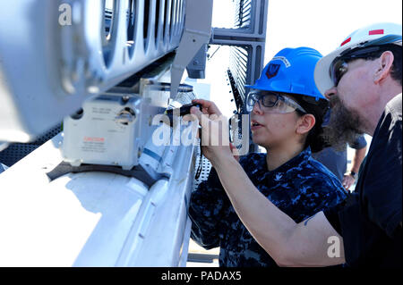 NEWPORT NEWS, Virginia (Mar 09, 2016) - Feuer Controlman 3. Klasse Bernstein Franklin, zu Pre-Commissioning Unit Gerald R. Ford's (CVN 78) Combat Systems Abteilung zugewiesen, Züge mit einer Rakete Techniker von Huntington Ingalls Newport News Shipbuilding beim Laden einer inerten-dummy RIM-162 entwickelt SeaSparrow Rakete in der backbordseite - aft NATO Sea Sparrow Missile System Launcher. Training mit Inaktiv und dummy Umläufe hilft, diese Matrosen für spätere Entwicklungen, bei denen das Laden der live Ordnance vorbereiten. Ford ist für die Inbetriebnahme in 2016 geplant. (U.S. Marine Foto von Mass Communication Specialist 1. Stockfoto