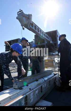 NEWPORT NEWS, Virginia (Mar 09, 2016) - - Pre-Commissioning Unit Gerald R. Ford (CVN 78) Segler, die das Schiff Combat Systems Abteilung zugewiesen, Praxis laden ein INERTES-dummy RIM-162 entwickelt SeaSparrow Rakete in der backbordseite - aft NATO Sea Sparrow Missile System Launcher. Training mit Inaktiv und dummy Umläufe hilft, diese Matrosen für spätere Entwicklungen, bei denen das Laden der live Ordnance vorbereiten. Ford ist für die Inbetriebnahme in 2016 geplant. (U.S. Marine Foto von Mass Communication Specialist 1. Klasse Patrick Grieco/Freigegeben) Stockfoto