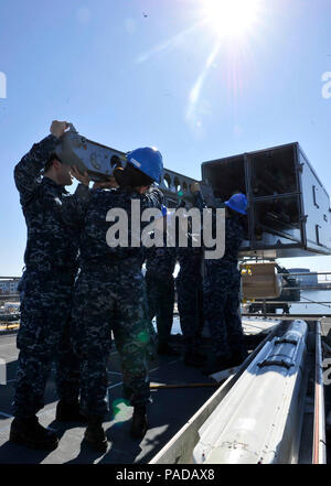 NEWPORT NEWS, Virginia (Mar 09, 2016) - - Pre-Commissioning Unit Gerald R. Ford (CVN 78) Segler aus der Praxis Combat Systems Abteilung laden ein INERTES-dummy RIM-162 entwickelt SeaSparrow Rakete in die NATO Sea Sparrow Missile System Launcher. Training mit Inaktiv und dummy Umläufe hilft, diese Matrosen für spätere Entwicklungen, bei denen das Laden der live Ordnance vorbereiten. Ford ist für die Inbetriebnahme in 2016 geplant. (U.S. Marine Foto von Mass Communication Specialist 1. Klasse Patrick Grieco/Freigegeben) Stockfoto