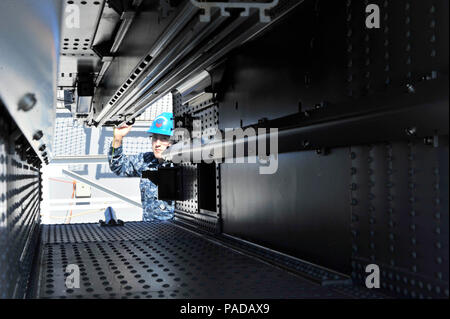 NEWPORT NEWS, Virginia (Mar 09, 2016) - - Pre-Commissioning Unit Gerald R. Ford (CVN 78) Segler aus der Praxis Combat Systems Abteilung laden ein INERTES-dummy RIM-162 entwickelt SeaSparrow Rakete in die NATO Sea Sparrow Missile System Launcher. Training mit Inaktiv und dummy Umläufe hilft, diese Matrosen für spätere Entwicklungen, bei denen das Laden der live Ordnance vorbereiten. Ford ist für die Inbetriebnahme in 2016 geplant. (U.S. Marine Foto von Mass Communication Specialist 1. Klasse Patrick Grieco/Freigegeben) Stockfoto