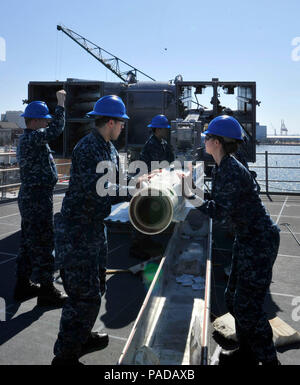 NEWPORT NEWS, Virginia (Mar 09, 2016) - - Pre-Commissioning Unit Gerald R. Ford (CVN 78) Segler aus der Praxis Combat Systems Abteilung laden ein INERTES-dummy RIM-162 entwickelt SeaSparrow Rakete in die NATO Sea Sparrow Missile System Launcher. Training mit Inaktiv und dummy Umläufe hilft, diese Matrosen für spätere Entwicklungen, bei denen das Laden der live Ordnance vorbereiten. Ford ist für die Inbetriebnahme in 2016 geplant. (U.S. Marine Foto von Mass Communication Specialist 1. Klasse Patrick Grieco/Freigegeben) Stockfoto