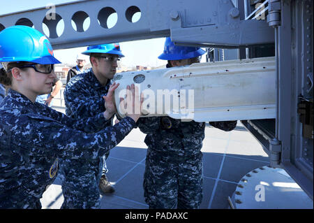 NEWPORT NEWS, Virginia (Mar 09, 2016) - - Seeleute an Bord in der Praxis Combat Systems Abteilung zugewiesen laden ein INERTES-dummy RIM-162 entwickelt SeaSparrow Rakete in der backbordseite - aft NATO Sea Sparrow Missile System Launcher. Training mit Inaktiv und dummy Umläufe hilft, diese Matrosen für spätere Entwicklungen, bei denen das Laden der live Ordnance vorbereiten. Ford ist für die Inbetriebnahme in 2016 geplant. (U.S. Marine Foto von Mass Communication Specialist 1. Klasse Patrick Grieco/Freigegeben) Stockfoto