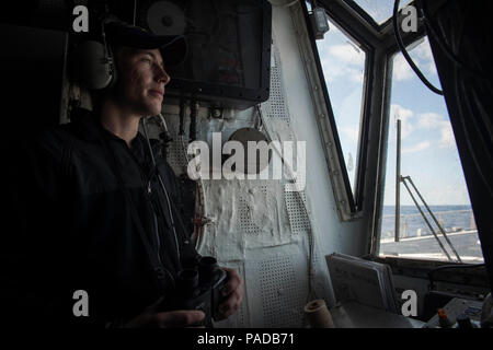 160326-N-FQ 994-025 MITTELMEER (26. März 2016) Seaman Hunter Norris, von Eustice, Texas, steht hinten Suche Watch an Bord der USS Porter (DDG78) 26. März 2016. Porter, einer der Arleigh-Burke-Klasse geführte-missile Destroyer, Vorwärts - Rota, Spanien bereitgestellt werden, ist die Durchführung einer Routinepatrouille in den USA 6 Flotte Bereich der Maßnahmen zur Unterstützung der US-amerikanischen nationalen Sicherheitsinteressen in Europa. (U.S. Marine Foto von Mass Communication Specialist 3. Klasse Robert S. Preis/Freigegeben) Stockfoto