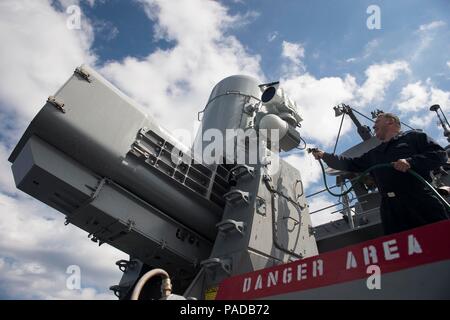 160326-N-FQ 994-050 MITTELMEER (26. März 2016) Feuer Controlman 2. Klasse Joseph Comparato, aus Philadelphia, reinigt die SEARAM schließen - in Waffen System an Bord der USS Porter (DDG78) 26. März 2016. Porter, einer der Arleigh-Burke-Klasse geführte-missile Destroyer, Vorwärts - Rota, Spanien bereitgestellt werden, ist die Durchführung einer Routinepatrouille in den USA 6 Flotte Bereich der Maßnahmen zur Unterstützung der US-amerikanischen nationalen Sicherheitsinteressen in Europa. (U.S. Marine Foto von Mass Communication Specialist 3. Klasse Robert S. Preis/Freigegeben) Stockfoto