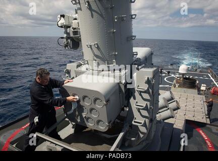 160326-N-FQ 994-106 MITTELMEER (26. März 2016) Feuer Controlman 2. Klasse Joseph Comparato, aus Philadelphia, reinigt die SEARAM schließen - in Waffen System an Bord der USS Porter (DDG78) 26. März 2016. Porter, einer der Arleigh-Burke-Klasse geführte-missile Destroyer, Vorwärts - Rota, Spanien bereitgestellt werden, ist die Durchführung einer Routinepatrouille in den USA 6 Flotte Bereich der Maßnahmen zur Unterstützung der US-amerikanischen nationalen Sicherheitsinteressen in Europa. (U.S. Marine Foto von Mass Communication Specialist 3. Klasse Robert S. Preis/Freigegeben) Stockfoto