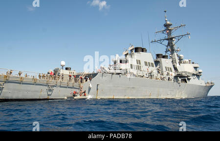 160326-N-FQ 994-245 MITTELMEER (26. März 2016) einen starren - Rumpf Schlauchboot liefert einen Besuch, Board, Suche, und Beschlagnahme Team an Bord der USS Porter (DDG78) 26. März 2016. Porter, einer der Arleigh-Burke-Klasse geführte-missile Destroyer, Vorwärts - Rota, Spanien bereitgestellt werden, ist die Durchführung einer Routinepatrouille in den USA 6 Flotte Bereich der Maßnahmen zur Unterstützung der US-amerikanischen nationalen Sicherheitsinteressen in Europa. (U.S. Marine Foto von Mass Communication Specialist 3. Klasse Robert S. Preis/Freigegeben) Stockfoto