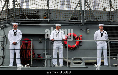 160325-N-QV 716-021 Pearl Harbor (25. März 2016) Segler Mann die Schienen an Bord der USS Chosin (CG-65), wie sie sich vorbereiten, Pearl Harbor ein letztes Mal zu verlassen. Chosin wird Homeport werden Schalten in San Diego Cruiser Modernisierung zu unterziehen. (U.S. Marine Foto von Ensign Krystyna Nowakowski/Freigegeben) Stockfoto