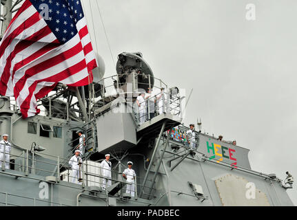 160325-N-QV 716-033 Pearl Harbor (25. März 2016) Segler Mann die Schienen an Bord der USS Chosin (CG-65), wie sie sich vorbereiten, Pearl Harbor ein letztes Mal zu verlassen. Chosin wird Homeport werden Schalten in San Diego Cruiser Modernisierung zu unterziehen. (U.S. Marine Foto von Ensign Krystyna Nowakowski/Freigegeben) Stockfoto