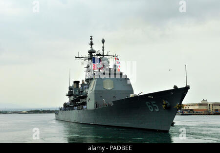 160325-N-QV 716-050 Pearl Harbor (25. März 2016) Segler Mann die Schienen an Bord der USS Chosin (CG-65), wie sie sich vorbereiten, Pearl Harbor ein letztes Mal zu verlassen. Chosin wird Homeport werden Schalten in San Diego Cruiser Modernisierung zu unterziehen. (U.S. Marine Foto von Ensign Krystyna Nowakowski/Freigegeben) Stockfoto