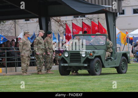 Am 23. März 2016 präsentiert der pensionierte Generalmajor John K. Singlaub in Fort Campbell, Kentucky, den Generalstabschef der Armee, General Mark A. Milley, eine grüne Baskenmütze mit dem neu eingeführten vietnamesischen Blitz. Der Barettblitz zeigt einen diagonalen gelben Streifen mit drei roten Streifen auf schwarzem und weißem Hintergrund. Die Zeremonie würdigt die Geschichte der 5th Special Forces Group (Airborne) während des Vietnamkrieges und ihren Einsatz unter Kampfbedingungen. Es spiegelt die Traditionen der US Army Special Forces und das Erbe der Green Berets wider. Stockfoto