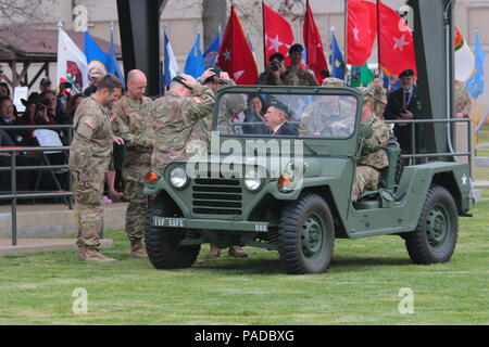 Während der Flash-Umstellung in Fort Campbell, Kentucky, am 23. März 2016, präsentiert der pensionierte Generalmajor John K. Singlaub General Mark A. Milley, Stabschef der Army, eine grüne Baskenmütze mit einem wiederaufgenommenen Flash aus der Vietnam-Ära. Die Baskenmütze zeigt einen diagonalen gelben Streifen mit drei roten Streifen auf schwarz-weißem Hintergrund, der an den Dienst der 5. Special Forces Group (Airborne) im Vietnamkrieg erinnert. Die Zeremonie spiegelt die Bräuche der US Army Special Forces, das Erbe und die Geschichte der Green Berets wider. Stockfoto