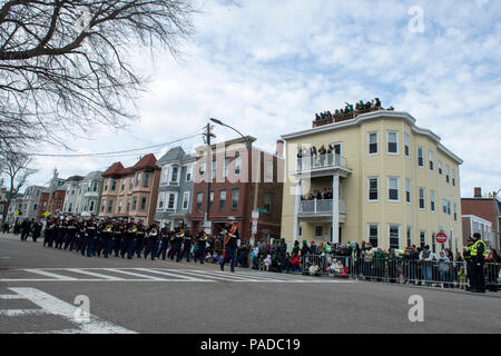 Zuschauer verfolgen von Dächern und Balkonen als der Marine Corps Base Quantico Band durch während ihrer Leistung an der South Boston St. Patrick's Day Parade in South Boston, Mass., 20. März 2016 läuft. Diese Parade ist als zweitgrößte St. Patrick's Day Parade im Land aufgeführt und wird von fast einer Million Menschen pro Jahr gesehen. (U.S. Marine Corps Foto von Cpl Andrianna Daly/Freigegeben) Stockfoto