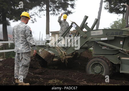 U.S. Army Staff Sgt. John Langstrom und Pfc. Curtis Reeves mit der 1038Th Ingenieure guide Baumaschinen auf der Baustelle für die Aldea Polopon Klinik am Palo Gordo, Guatemala, 29. März 2016. Task Force Red Wolf und Armee nach Süden führt Humanitäre Zivile Hilfe Ausbildung taktischer Ebene Bauprojekte und medizinische Bereitschaft Übungen medizinische Zugang und den Bau von Schulen in Guatemala mit der guatemaltekischen Regierung und nicht-staatlichen Stellen von 05 Mär 16 bis 18 Apr 16 Um die Mission die Bereitschaft der US-Streitkräfte zu verbessern und eine letzte aufzunehmen Stockfoto