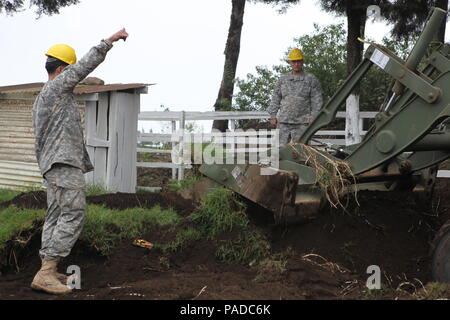 U.S. Army Staff Sgt. John Langstrom und Pfc. Curtis Reeves mit der 1038Th Ingenieure guide Baumaschinen auf der Baustelle für die Aldea Polopon Klinik am Palo Gordo, Guatemala, 29. März 2016. Task Force Red Wolf und Armee nach Süden führt Humanitäre Zivile Hilfe Ausbildung taktischer Ebene Bauprojekte und medizinische Bereitschaft Übungen medizinische Zugang und den Bau von Schulen in Guatemala mit der guatemaltekischen Regierung und nicht-staatlichen Stellen von 05 Mär 16 bis 18 Apr 16 Um die Mission die Bereitschaft der US-Streitkräfte zu verbessern und eine letzte aufzunehmen Stockfoto