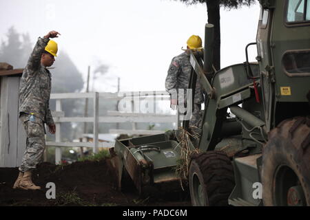 U.S. Army Staff Sgt. John Langstrom und Pfc. Curtis Reeves mit der 1038Th Ingenieure guide Baumaschinen auf der Baustelle für die Aldea Polopon Klinik am Palo Gordo, Guatemala, 29. März 2016. Task Force Red Wolf und Armee nach Süden führt Humanitäre Zivile Hilfe Ausbildung taktischer Ebene Bauprojekte und medizinische Bereitschaft Übungen medizinische Zugang und den Bau von Schulen in Guatemala mit der guatemaltekischen Regierung und nicht-staatlichen Stellen von 05 Mär 16 bis 18 Apr 16 Um die Mission die Bereitschaft der US-Streitkräfte zu verbessern und eine letzte aufzunehmen Stockfoto