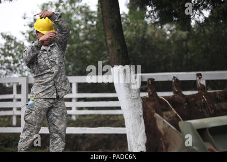 Us-Armee Pfc. Curtis Reeves mit der 1038Th Ingenieure guide Baumaschinen auf der Baustelle für die Aldea Polopon Klinik am Palo Gordo, Guatemala, 29. März 2016. Task Force Red Wolf und Armee nach Süden führt Humanitäre Zivile Hilfe Ausbildung auf taktischer Ebene Bauprojekte und medizinische Bereitschaft Übungen medizinische Zugang und den Bau von Schulen in Guatemala mit der guatemaltekischen Regierung und nicht-staatlichen Stellen von 05 Mär 16 bis 18 Apr 16 Um die Mission die Bereitschaft der US-Streitkräfte zu verbessern und einen nachhaltigen Nutzen für die Menschen in G zu liefern. Stockfoto