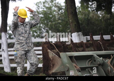 Us-Armee Pfc. Curtis Reeves mit der 1038Th Ingenieure guide Baumaschinen auf der Baustelle für die Aldea Polopon Klinik am Palo Gordo, Guatemala, 29. März 2016. Task Force Red Wolf und Armee nach Süden führt Humanitäre Zivile Hilfe Ausbildung auf taktischer Ebene Bauprojekte und medizinische Bereitschaft Übungen medizinische Zugang und den Bau von Schulen in Guatemala mit der guatemaltekischen Regierung und nicht-staatlichen Stellen von 05 Mär 16 bis 18 Apr 16 Um die Mission die Bereitschaft der US-Streitkräfte zu verbessern und einen nachhaltigen Nutzen für die Menschen in G zu liefern. Stockfoto